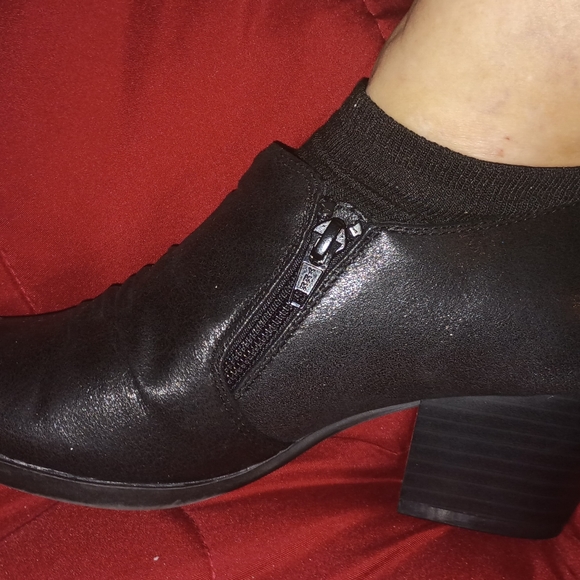 WEAR EVER Very cute Blk Leather ankle booties  crinkle style with low heel - Picture 2 of 6